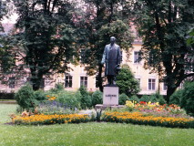 Palackého sady - pomník A. Heyduka