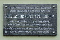 Pamětní deska Mikuláše z Pelhřimova na zdi sborového domu Českobratrské církve evangelické v Pelhřimově v Růžové ulici